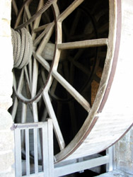La roue - Elle servait  monter les vivres grce aux prisonniers au XIXme sicle